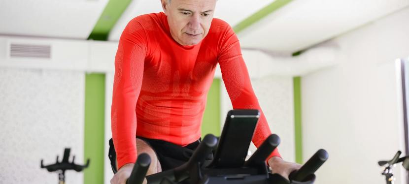 Le vélo : une excellente activité pour les patients souffrant d’arthrose au genou ou à la&nbsp;hanche.